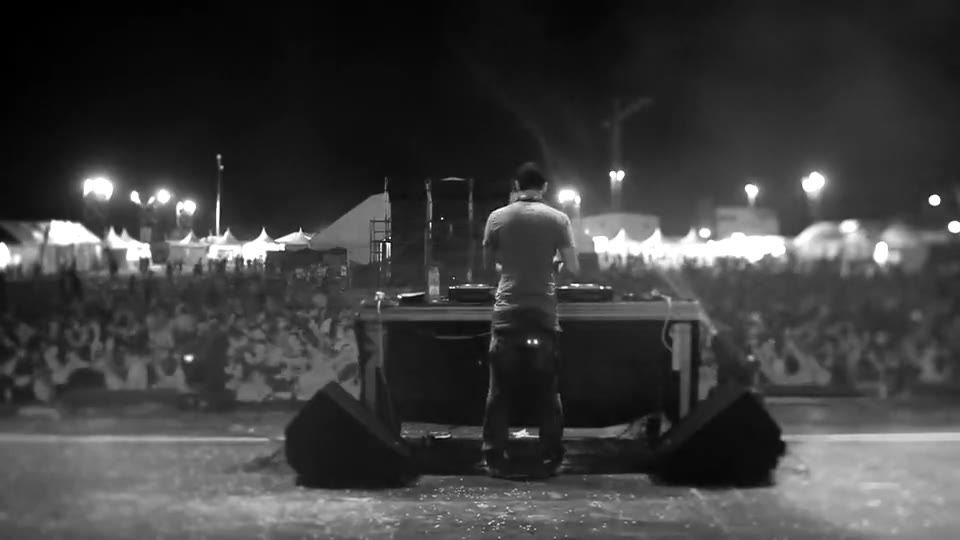 DJ no palco diante do público